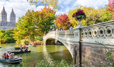 New York City - Ekim 2015: İnsanların zevk Central Park içinde folia