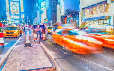 New York City - Haziran 2013: Sarı taksileri hız yukarıya boyunca şehir stree