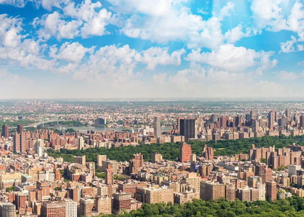 中央公园和城市摩天大楼在 Manhatta 直升机视图 — 图库照片