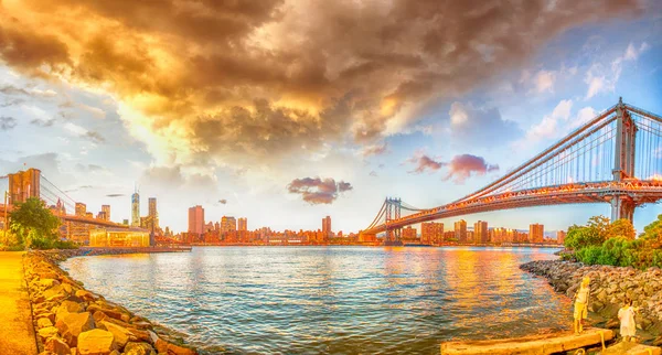 Nova Iorque. Brooklyn e Manhattan Bridge Panorama ao pôr do sol — Fotografia de Stock