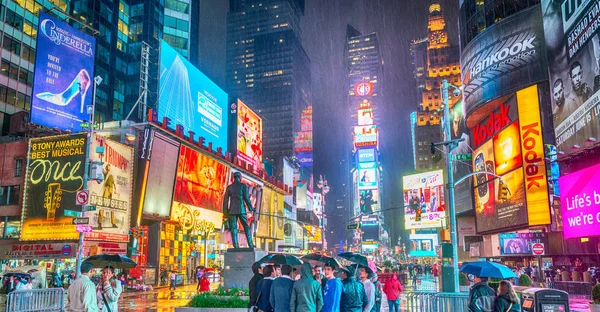 NUEVA YORK CITY - JUNIO 2013: Times Square multitudes y el tráfico en ni — Foto de Stock