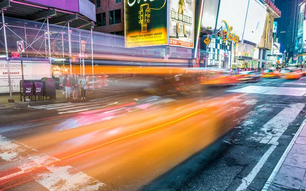 НЬЮ-ЙОРК - ИЮНЬ 2013: Жёлтое такси ускоряется вдоль городской улицы — стоковое фото