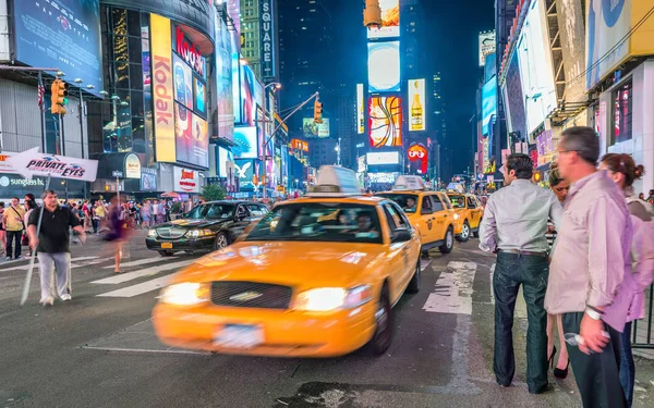 นิวยอร์กซิตี้ - มิถุนายน 2013: รถแท็กซี่สีเหลืองความเร็วขึ้นไปตามเมือง stree — ภาพถ่ายสต็อก