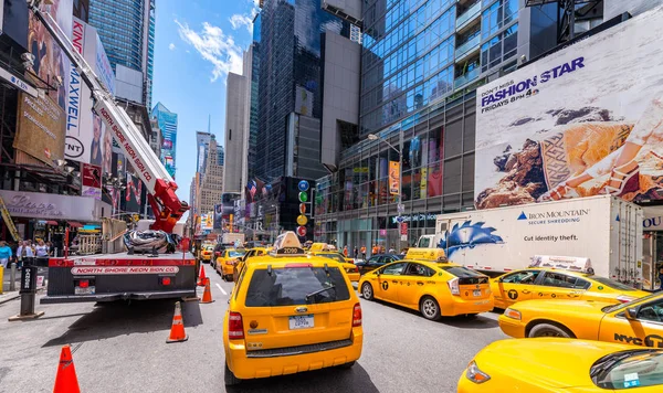 NEW YORK CITY - JUIN 2013 : Les taxis jaunes accélèrent le long de la rue de la ville — Photo