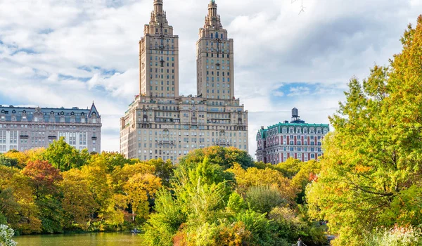 НЬЮ-ЙОРК - ОКТЯБРЬ 2015: Люди наслаждаются Центральным парком в фолии — стоковое фото
