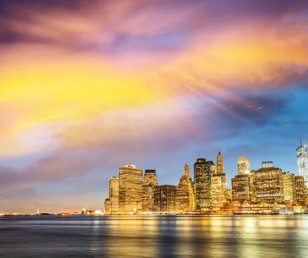 Дивовижний захід сонця панорамний skyline нижнього Манхеттена, як видно з — стокове фото