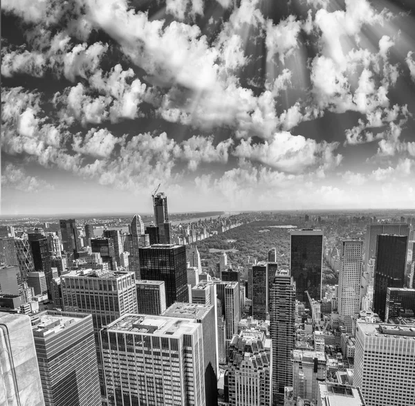 New York City - Manhattan skyline from rooftop on a sunny day — Stock Photo, Image