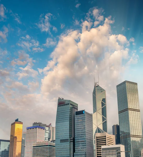 Hong kong moderne Skyline in der Abenddämmerung — Stockfoto