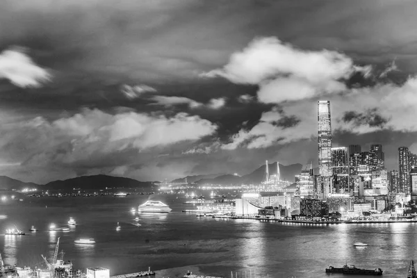 HONG KONG - APRIL 2014: Panorama of Hong Kong at night. With a l — Stock Photo, Image