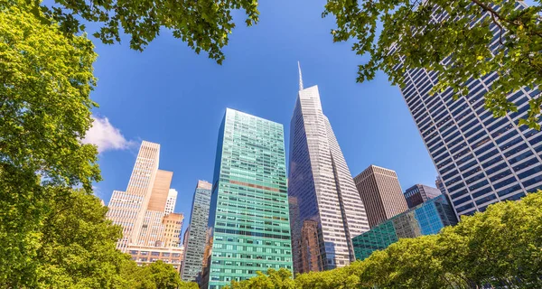 New York City - juni 2013: Manhattan hoge gebouwen rond Bryan — Stockfoto