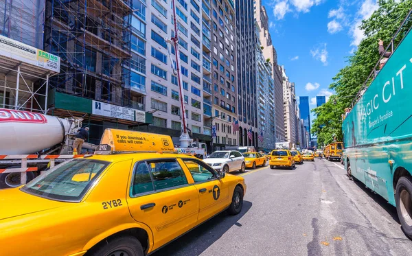 New york city - juni 2013: gelbe taxis rasen die stadtstraße entlang — Stockfoto