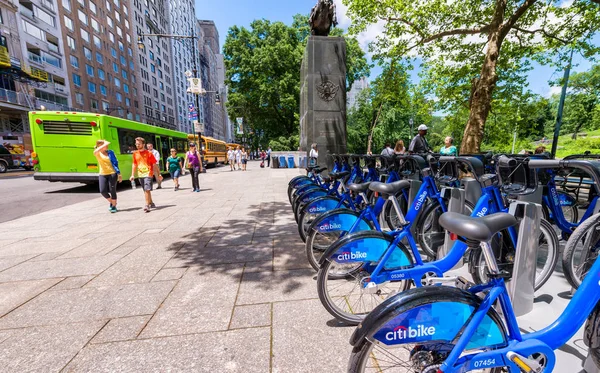 New York City - juni 2013: Citi cykelstation i Manhattan på Jun — Stockfoto