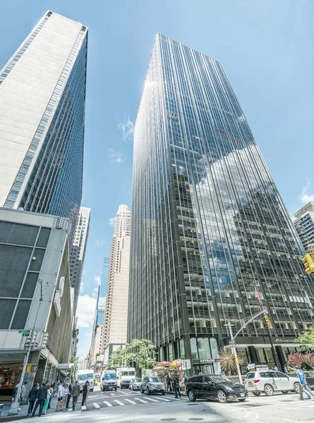 NEW YORK CITY - JUNE 2013: Streets of Midtown Manhattan with tal — Stock Photo, Image