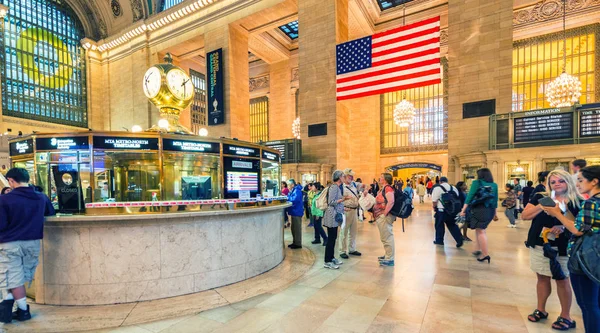 New York City - 10. Juni 2013: Menschen pendeln während des morgendlichen Berufsverkehrs — Stockfoto