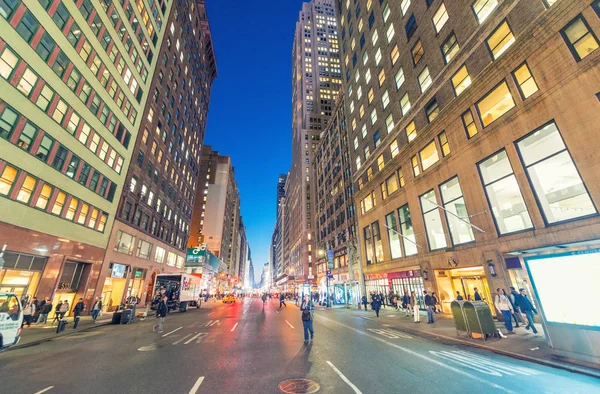 NEW YORK CITY - SEPTEMBER 2015: Traffic lights at night along ma — Stock Photo, Image