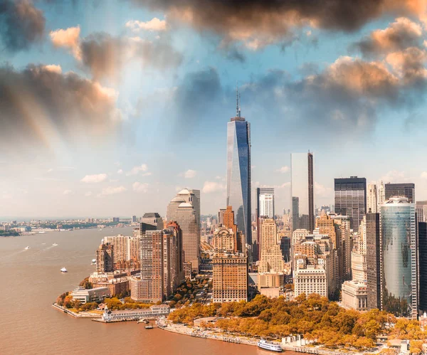 Vista en helicóptero del Bajo Manhattan en un día soleado — Foto de Stock
