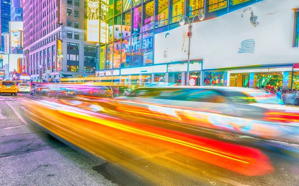 NEW YORK CITY - JUNE 2013: Yellow Cab speeds up in Times Square — Stock Photo, Image