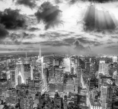 New York şehir - Midtown Manhattan'ın havadan görünümü üzerinde günbatımı