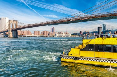 New York'ta sarı tekne geçiş Nehri