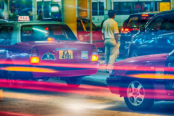 HONG KONG - APRIL 2014: Taxis on the street at night on April 20 — Stock Photo, Image