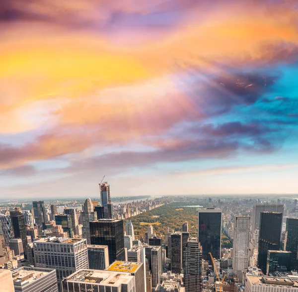 New York City - çatı güneşli bir Manhattan manzarası