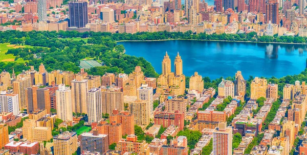 Vista de helicóptero do Central Park e arranha-céus da cidade em Manhatta — Fotografia de Stock