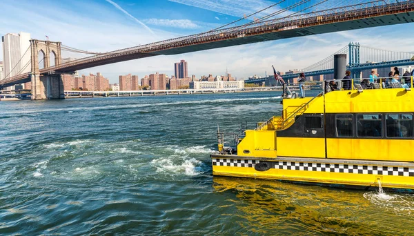 Barca gialla che attraversa il fiume a New York — Foto Stock