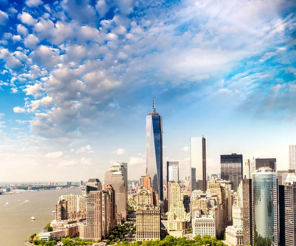 Vista en helicóptero del Bajo Manhattan en un día soleado —  Fotos de Stock