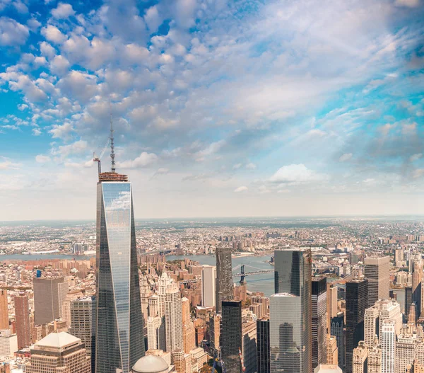 Helikopterperspektiv på nedre Manhattan på en solig dag — Stockfoto