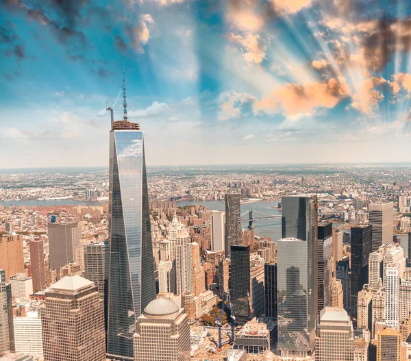 Vista en helicóptero del Bajo Manhattan en un día soleado — Foto de Stock
