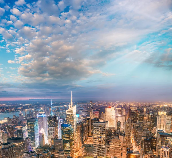 Západ slunce nad New York City - letecký pohled na Manhattanu — Stock fotografie