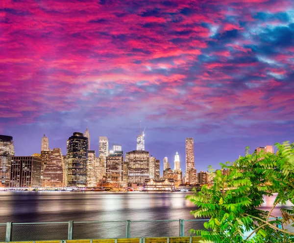 Incredibile tramonto skyline panoramico di Lower Manhattan visto da — Foto Stock