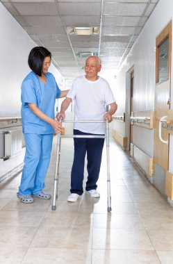 Yaşlı insanlar ve hemşire ile rehabilitasyon Kliniği
