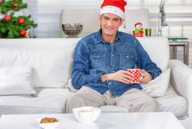Adam kırmızı Noel şapka ile