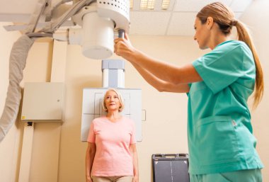 Yaşlı kadın hastanede tıbbi test geçiyor