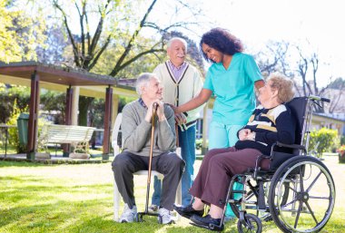 Yaşlı insanlar ve hemşire ile rehabilitasyon Kliniği