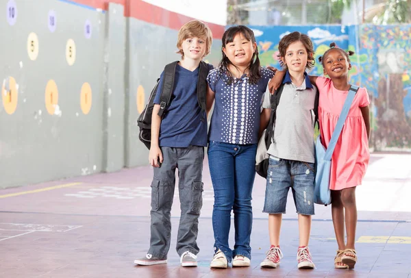 Glückliche Kinder in der Grundschule — Stockfoto