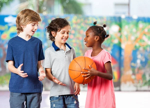 Glückliche Kinder in der Grundschule — Stockfoto