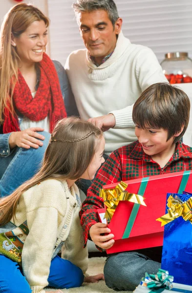 Moderne Weihnachtsfamilie feiert Feiertage zu Hause — Stockfoto