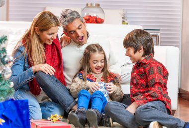 Dört kutlama Noel evde modern aile