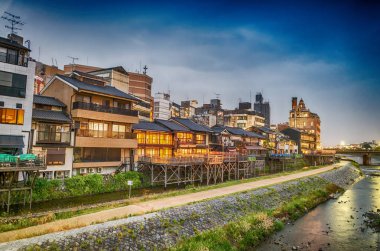 Kyoto, Japonya. Cityscape Nehri boyunca gün batımı görünümü