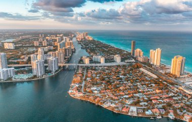 Causeway, nehir ve manzarası Miami Beach, helikopterden görüntülemek