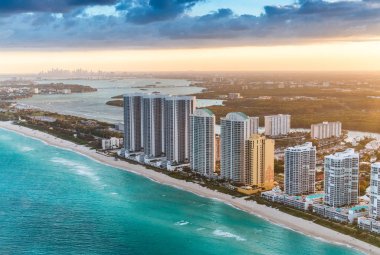 Miami Beach skyscapers ve şehir manzarası arka plan üzerinde