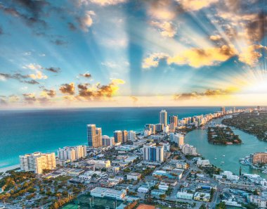 Miami Beach binalar ve kanallar, havadan gün batımı görünümü