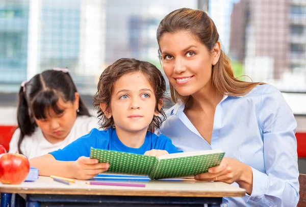 Multi etniska elementära klassrummet — Stockfoto