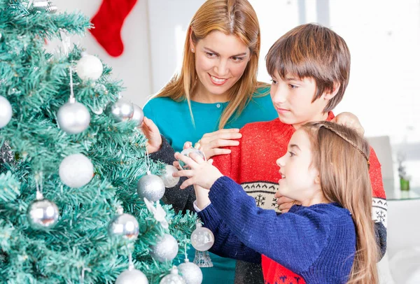 Мать с детьми празднует Рождество дома — стоковое фото