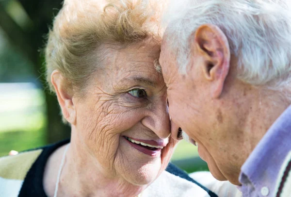 Ancianos feliz pareja cara a cara. Concepto de amor — Foto de Stock
