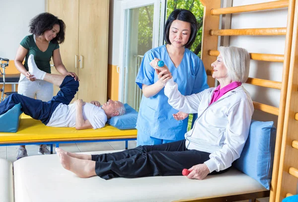 Yaşlı insanlar rehabilitasyon spor salonunda egzersiz yapma — Stok fotoğraf