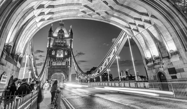 Trafikljus på natten på trafik från Tower Bridge, London - Storbritannien — Stockfoto