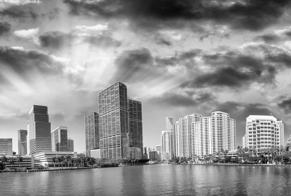 Brickell Key, Miami. Ciudad horizonte al atardecer, vista panorámica — Foto de Stock